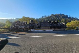 Mureș: Autocamion frigorific încărcat cu carne, răsturnat în afara DN 15, la Stânceni; șoferul a refuzat transportul la spital