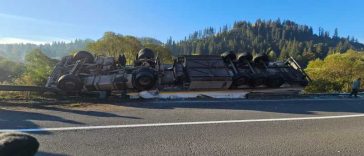 Mureș: Autocamion frigorific încărcat cu carne, răsturnat în afara DN 15, la Stânceni; șoferul a refuzat transportul la spital