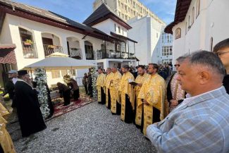 Argeș: Pelerinaj la biserica din curtea SJU Pitești, unde a fost adus Brâul Maicii Domnului