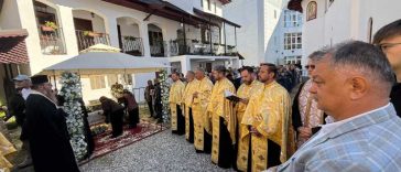 Argeș: Pelerinaj la biserica din curtea SJU Pitești, unde a fost adus Brâul Maicii Domnului