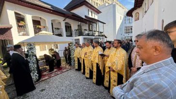 Argeș: Pelerinaj la biserica din curtea SJU Pitești, unde a fost adus Brâul Maicii Domnului
