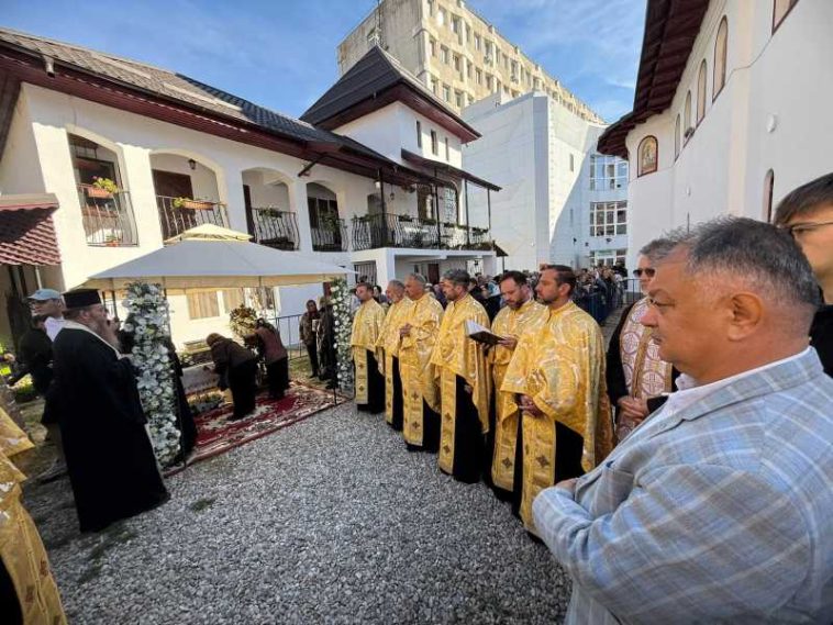 Argeș: Pelerinaj la biserica din curtea SJU Pitești, unde a fost adus Brâul Maicii Domnului