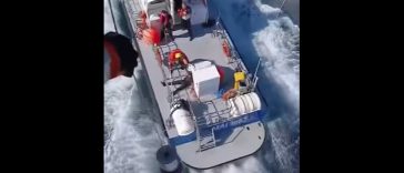 VIDEO Constanța: 11 marinari au fost salvați; doi – găsiți decedați, după incendiul la bordul unei nave în Marea Neagră