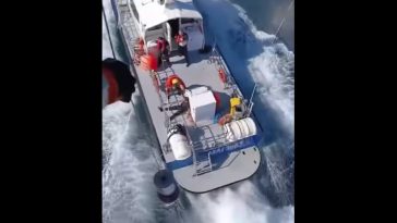 VIDEO Constanța: 11 marinari au fost salvați; doi – găsiți decedați, după incendiul la bordul unei nave în Marea Neagră
