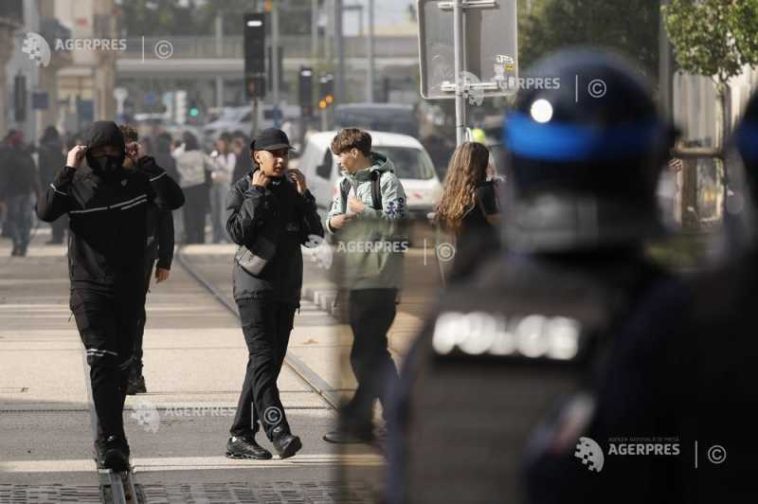 Protestele liceenilor/Franța: Un adolescent și-a pierdut un braț după ce o grenadă lansată de polițiști i-a explodat în mână