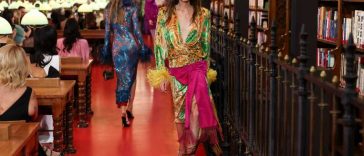Valentino a prezentat o colecție de bluze-corset și bijuterii voluminoase într-o bibliotecă de secol XIX din Paris