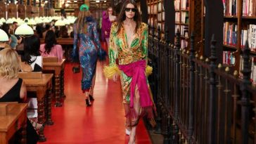 Valentino a prezentat o colecție de bluze-corset și bijuterii voluminoase într-o bibliotecă de secol XIX din Paris