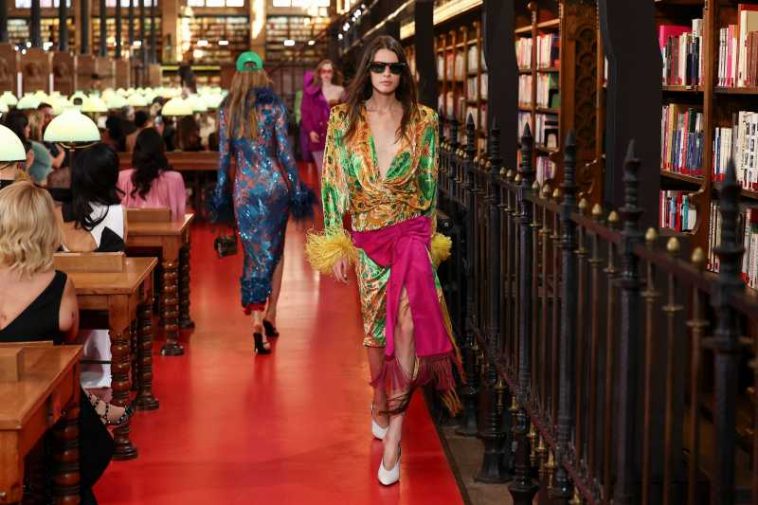 Valentino a prezentat o colecție de bluze-corset și bijuterii voluminoase într-o bibliotecă de secol XIX din Paris
