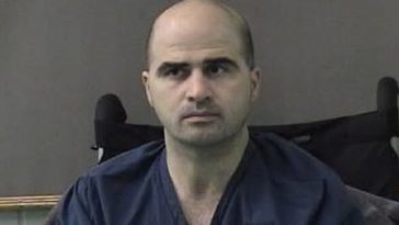 Trump aprobă execuția prin împușcare a autorului unui masacru la o bază militară