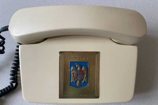 Buzău: Telefon operativ, fără taste, donat Muzeului Județean de către o persoană anonimă