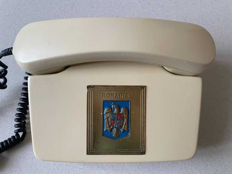 Buzău: Telefon operativ, fără taste, donat Muzeului Județean de către o persoană anonimă