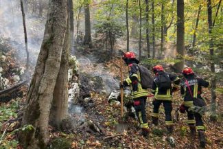 IGSU: Elicopterele continuă aruncările cu apă pentru stingerea incendiilor în zona Valea Cernei
