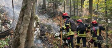 IGSU: Elicopterele continuă aruncările cu apă pentru stingerea incendiilor în zona Valea Cernei
