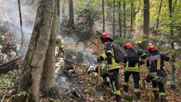 IGSU: Elicopterele continuă aruncările cu apă pentru stingerea incendiilor în zona Valea Cernei