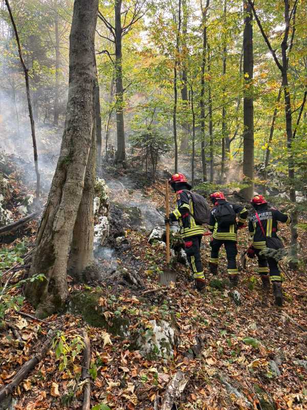 IGSU: Elicopterele continuă aruncările cu apă pentru stingerea incendiilor în zona Valea Cernei
