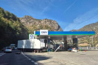 UPDATE Vâlcea: Șofer turc, rănit grav în accidentul din stația de carburanți din Călimănești