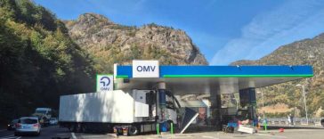 Vâlcea: Traficul pe Valea Oltului, blocat după ce un TIR a lovit o stație de carburant din Călimănești