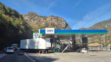 Vâlcea: Traficul pe Valea Oltului, blocat după ce un TIR a lovit o stație de carburant din Călimănești