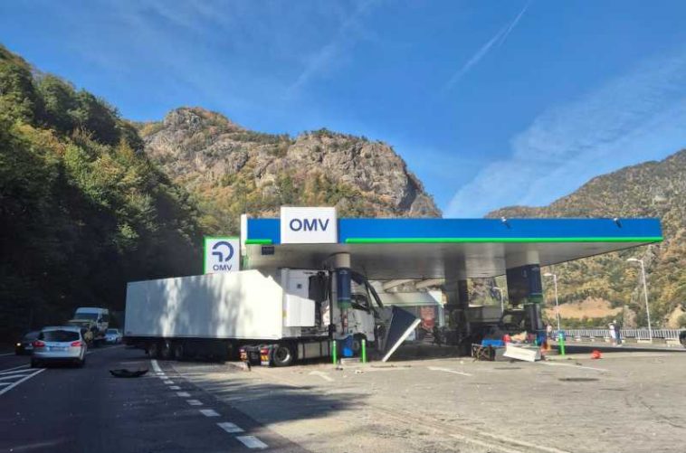 Vâlcea: Traficul pe Valea Oltului, blocat după ce un TIR a lovit o stație de carburant din Călimănești