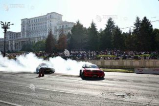 VIDEO Organizatorii competiției de drift desfășurate în Piața Constituției au fost amendați cu 15.000 de lei de Garda de Mediu
