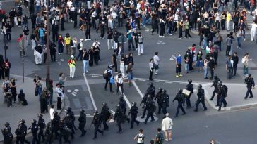 Franța: Protestele din școli iau amploare, pe măsură ce elevilor li se alătură profesori și părinți