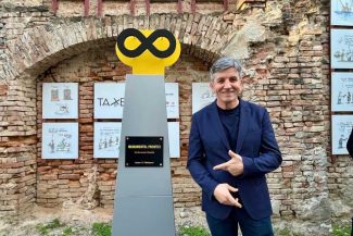 Brăila: Primul ‘Monument al Prostiei’ din lume, creat de Costel Pătrășcan; simbolul ales, semnul infinitului