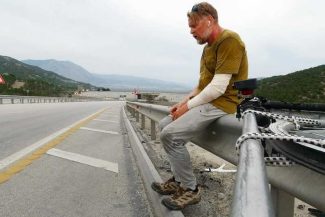 Exploratorul Karl Bushby a sosit în Anglia după ce a călătorit pe jos în jurul lumii timp de 28 de ani
