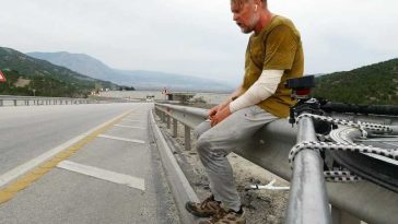 Exploratorul Karl Bushby a sosit în Anglia după ce a călătorit pe jos în jurul lumii timp de 28 de ani