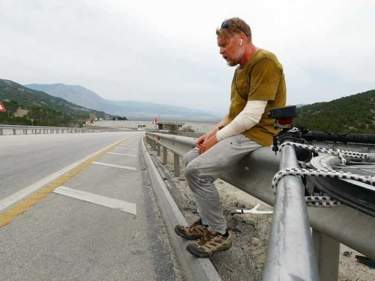 Exploratorul Karl Bushby a sosit în Anglia după ce a călătorit pe jos în jurul lumii timp de 28 de ani