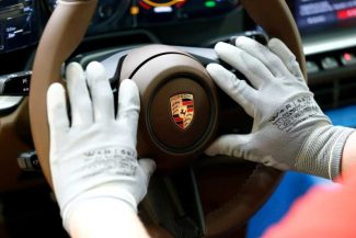 Porsche vrea să vândă mai puține automobile, dar mai scumpe
