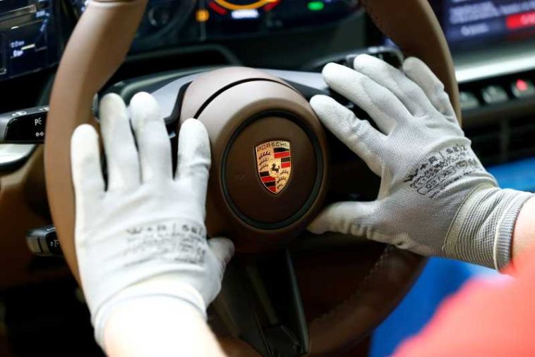 Porsche vrea să vândă mai puține automobile, dar mai scumpe