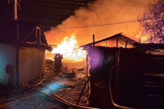 Maramureș: Incendiu puternic în zona de locuințe improvizate Craica din Baia Mare; focul – pus intenționat