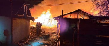 Maramureș: Incendiu puternic în zona de locuințe improvizate Craica din Baia Mare; focul – pus intenționat