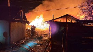 Maramureș: Incendiu puternic în zona de locuințe improvizate Craica din Baia Mare; focul – pus intenționat