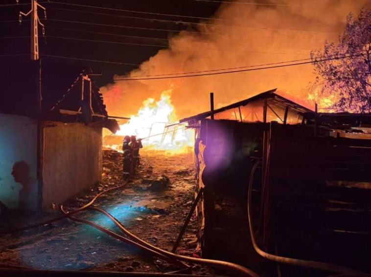 Maramureș: Incendiu puternic în zona de locuințe improvizate Craica din Baia Mare; focul – pus intenționat