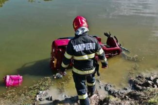 Giurgiu: Un bărbat de 75 de ani și o femeie de 73 de ani, transportați la spital după ce au căzut cu tricicleta electrică într-un canal