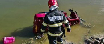 Giurgiu: Un bărbat de 75 de ani și o femeie de 73 de ani, transportați la spital după ce au căzut cu tricicleta electrică într-un canal