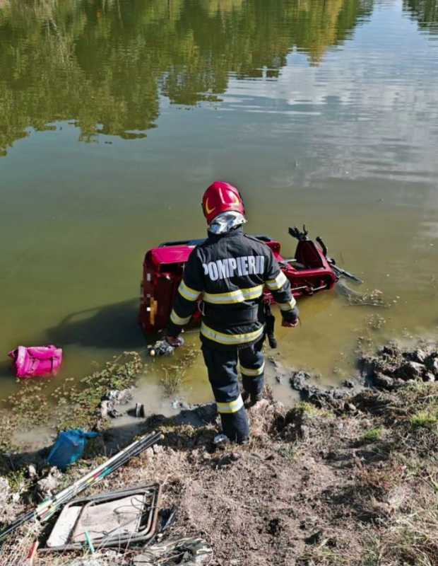 Giurgiu: Un bărbat de 75 de ani și o femeie de 73 de ani, transportați la spital după ce au căzut cu tricicleta electrică într-un canal