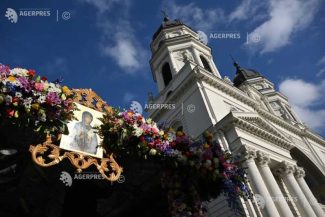 Iași: Pregătirile pentru hramul Sfintei Cuvioase Parascheva au început cu împodobirea cu flori a baldachinului