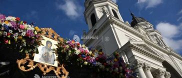 Iași: Pregătirile pentru hramul Sfintei Cuvioase Parascheva au început cu împodobirea cu flori a baldachinului