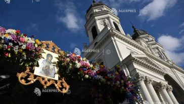 Iași: Pregătirile pentru hramul Sfintei Cuvioase Parascheva au început cu împodobirea cu flori a baldachinului