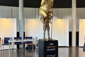 Statuie care îl înfățișează gol pe Donald Trump, expusă în Parlamentul European la inițiativa unui europarlamentar danez