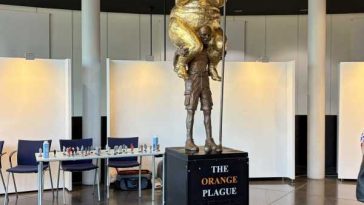 Statuie care îl înfățișează gol pe Donald Trump, expusă în Parlamentul European la inițiativa unui europarlamentar danez