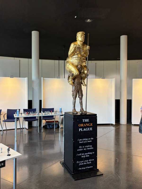 Statuie care îl înfățișează gol pe Donald Trump, expusă în Parlamentul European la inițiativa unui europarlamentar danez