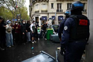 Franța: Guvernul suspendă utilizarea grenadelor paralizante împotriva protestelor liceenilor, după ce un adolescent a rămas fără o mână