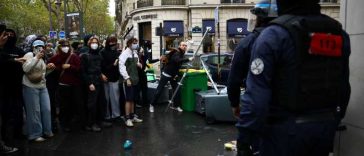 Franța: Guvernul suspendă utilizarea grenadelor paralizante împotriva protestelor liceenilor, după ce un adolescent a rămas fără o mână