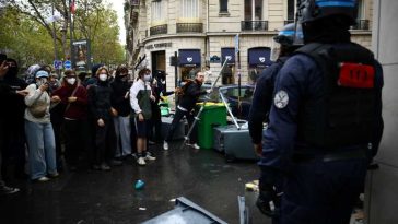 Franța: Guvernul suspendă utilizarea grenadelor paralizante împotriva protestelor liceenilor, după ce un adolescent a rămas fără o mână