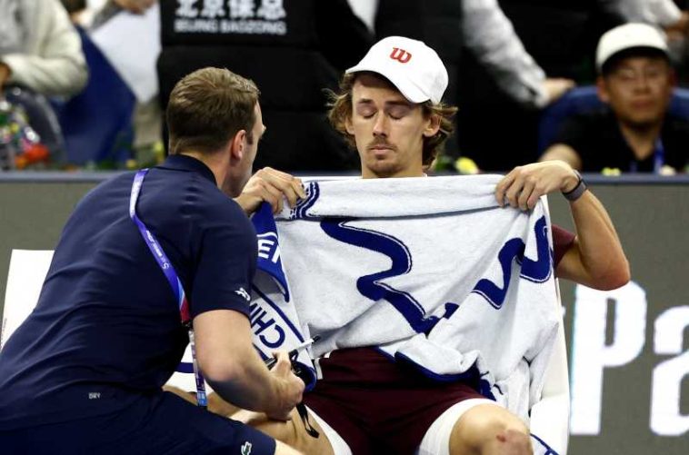 Tenis: Alex de Minaur merge la Shanghai pentru investigații medicale, după abandonul din finala de la Beijing