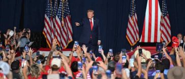 SUA: Trump, întrerupt de protestatari în timpul unui discurs în Texas