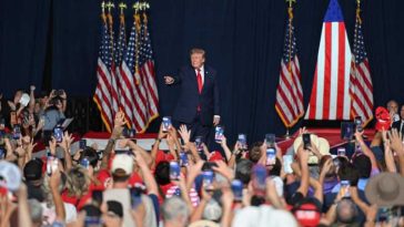 SUA: Trump, întrerupt de protestatari în timpul unui discurs în Texas